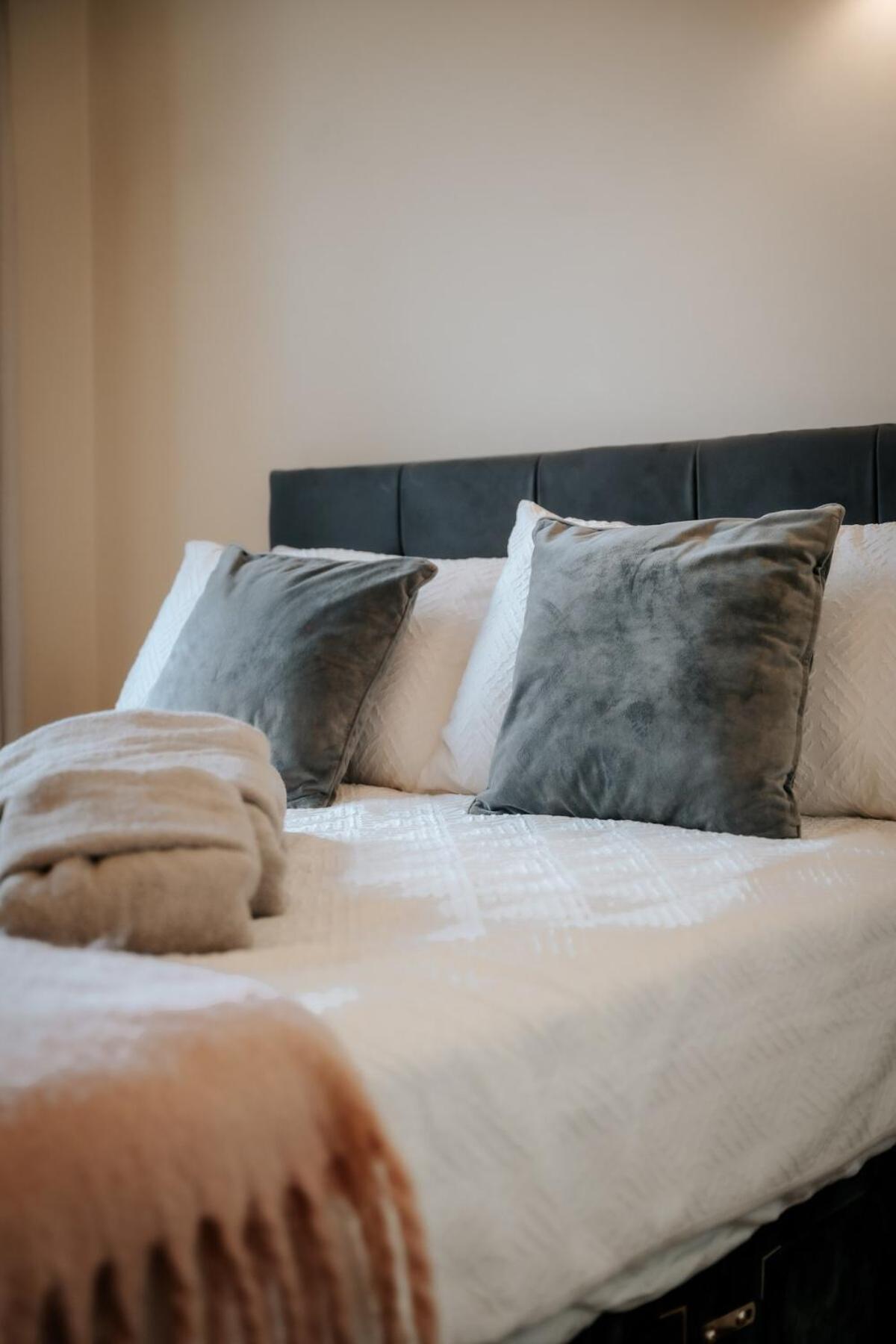 Fantastic 2bdr Free Car Parking Appartement *